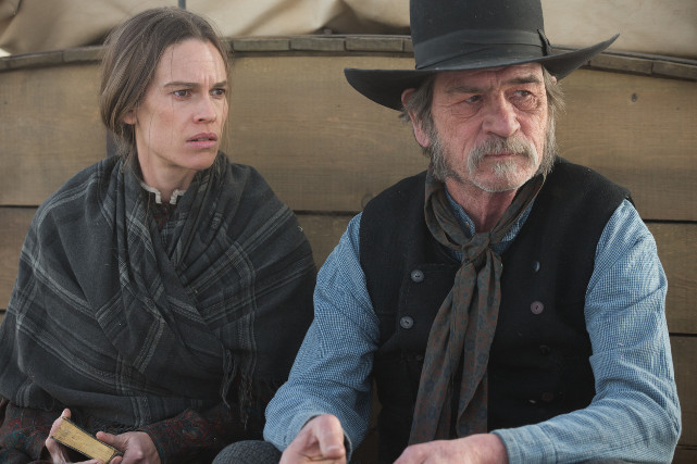 Als drei Frauen in ihrer Stadt den Verstand verlieren, bringt Mary sie mit dem Outlaw Briggs (Tommy Lee Jones) in eine Methodistengemeinde. (© Dawn Jones/Universum Film)