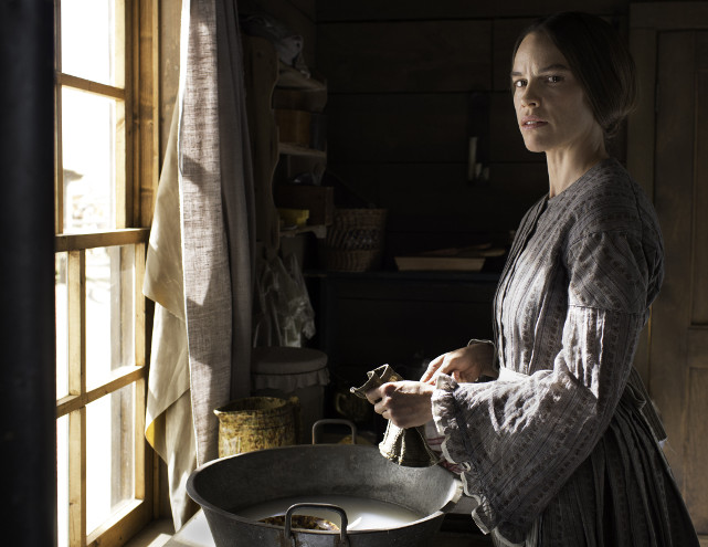 In den kargen Weiten Nebraskas lebt Mary Bee Cuddy (Hilary Swank) gottesfürchtig und allein. (© Dawn Jones/Universum Film)