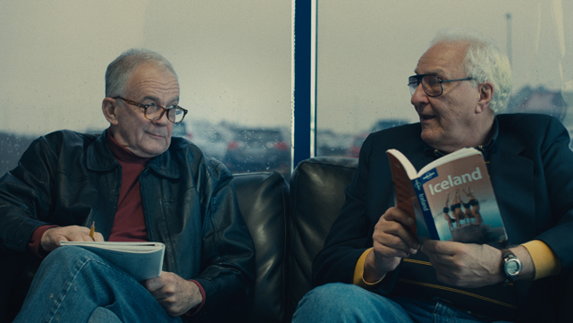 Die Rentner Colin (Paul Eenhorn, l.) und Mitch (Earl Lynn Nelson) sind Ex-Schwager und reisen gemeinsam nach Island. (© Sony Pictures)