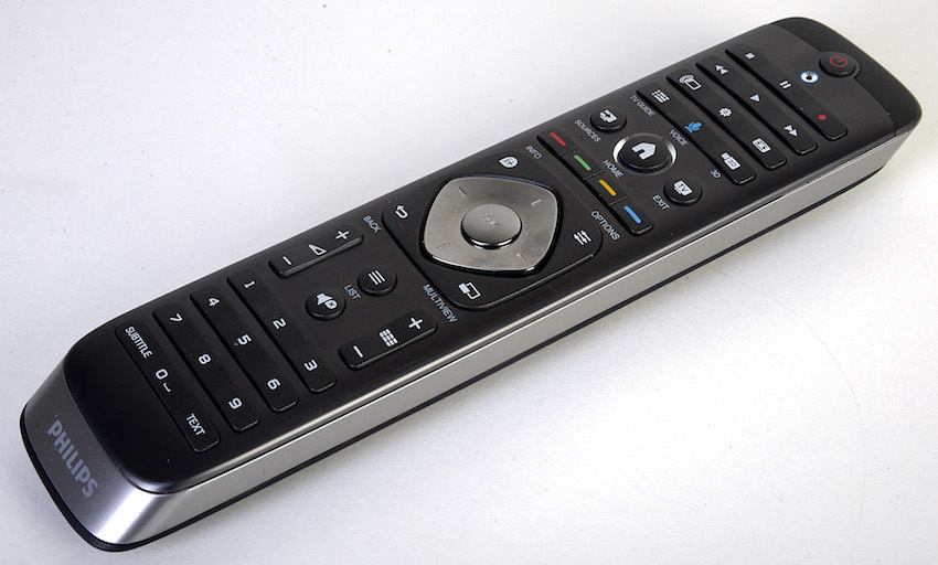 Die innovative Fernbedienung besitzt eine angenehme Größe. Leider sind die Tasten nicht beleuchtet, so dass die Bedienung im Dunkeln erschwert wird. Da die Tastaturbelegung aber logisch aufgebaut ist, gelang es mir nach einer kurzen Eingewöhnungszeit, die gewünschten Tasten selbst im Dunkeln sicher zu treffen. Foto: Michael B. Rehders