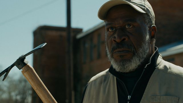 Ihr Vater Earl (John Amos) ist trotz seiner Vergangenheit als Marine mittlerweile pazifistisch eingestellt. (© 20th Century Fox)