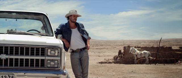 Filmregisseur Sergio (Fele Martínez) wird in Chile für einen gewissen Diego gehalten. (© Lighthouse Home Entertainment)