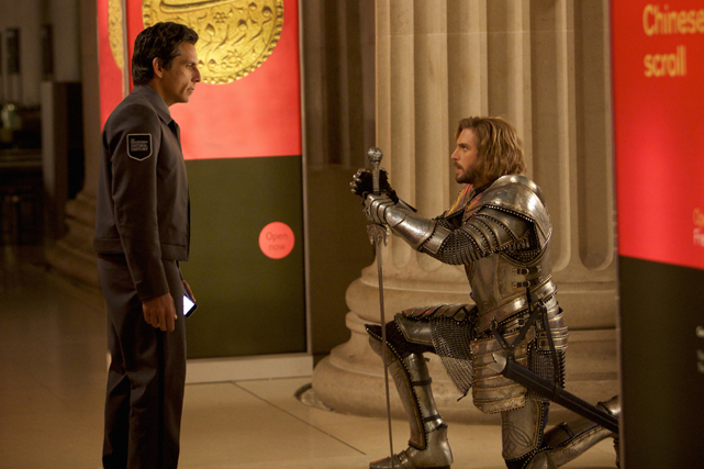 Allerdings wird die Mission erschwert, als Sir Lancelot (Dan Stevens) die Tafel für den Heiligen Gral hält und sie stiehlt. (© 20th Century Fox)