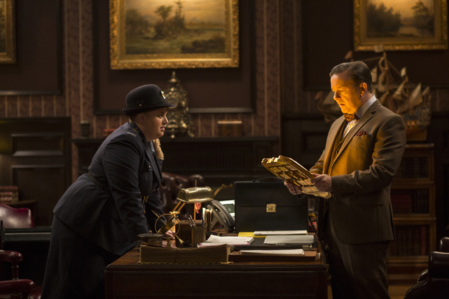 Um den Verfall zu stoppen, reisen Larry und seine Freunde ins Britische Museum, wo sie auf Dr. McPhee (Ricky Gervais) und Nachtwächterin Tily (Rebel Wilson) treffen. (© 20th Century Fox)