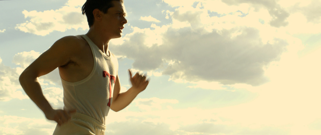 Louis Zamperini (Jack O’Connell) ist erfolgreicher Sportler, bis er im Zweiten Weltkrieg als Soldat dient. (© Universal Pictures)