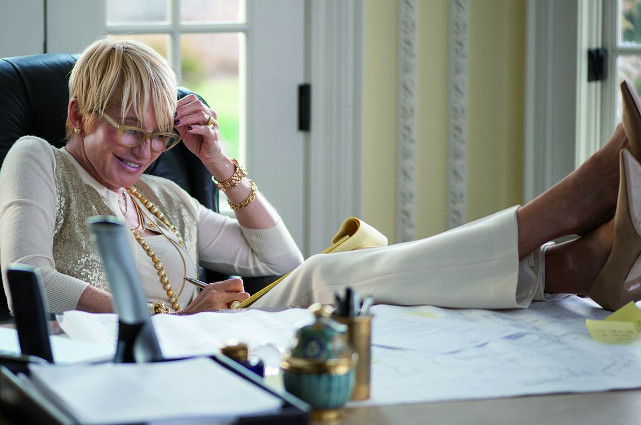 Allerdings stolpert er dadurch auch aus Versehen in die Unterwelt und muss plötzlich Aufträge für Gangsterbraut Elaine (Ellen Barkin) erledigen. (© Ascot Elite)
