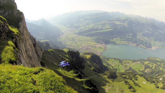 Halvor Angvik erreicht mit seinem Wingsuit Fluggeschwindigkeiten von 250 km/h. (© Adrialpe Media/DCM Filmdistribution)