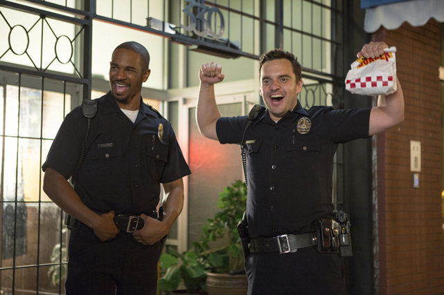 Als falsche Cops bekommen Justin Miller (Damon Wayans Jr., l.) und Ryan O’Malley (Jake Johnson) die lang ersehnte Aufmerksamkeit. (© 20th Century Fox)