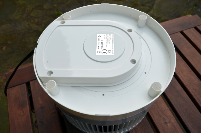 Damit der Ventilator sich nicht aus Versehen selbst wegpustet, verfügt er über gummierte Standfüße.