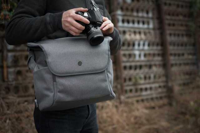 Flexibel, großzügig und elegant: Mit der neuen Python catch packt booq Kameras und Zubehör clever in die Tasche.
