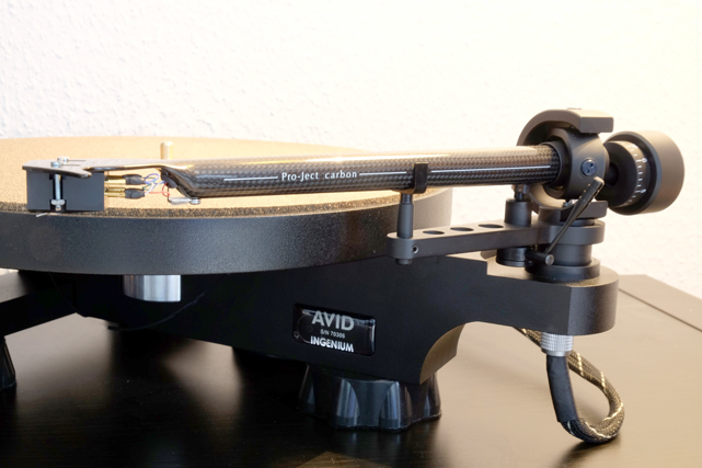 Der exzellente Pro-Ject 9cc Carbon-Tonarm passt von seinem technischen wie optischen Design perfekt zum AVID.