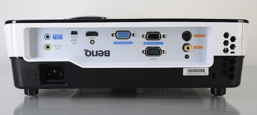 Alle vorhandenen Anschlüsse befinden sich auf der Rückseite: 1 HDMI, 1 USB, 1 S-Video, 1 Video, 1 Computer-IN, 1 Audio In, RS232 sowie 1 Monitor Out, 1 Audio Out.