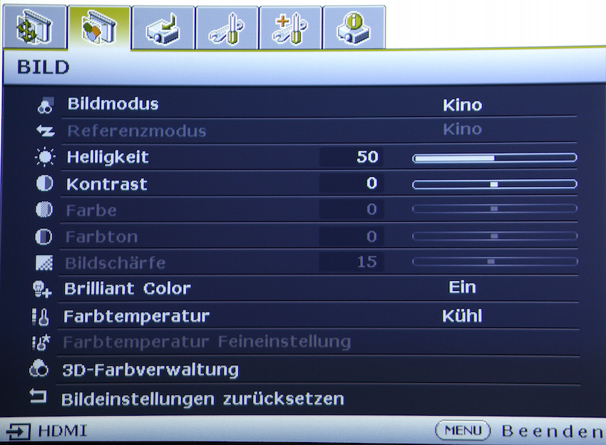 Für eine normnahe Bildeinstellung eignet sich der Bildmodus „Kino“ etwas besser. Wird die „Farbtemperatur“ auf „Kühl“ korrigiert, kommen am Ende exakt die geforderten 6500 Kelvin (D65) heraus.