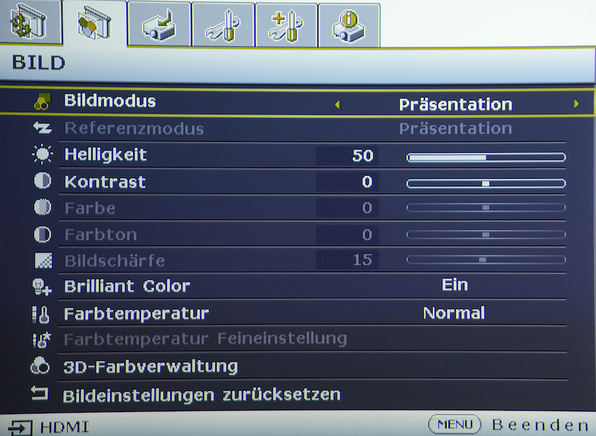 Ab Werk ist der BenQ TH682 auf den Bildmodus „Präsentation“ eingestellt. Hier erscheint die Farbtemperatur ein wenig zu kühl. Die digitale „Bildschärfe“ kann nicht reduziert werden.