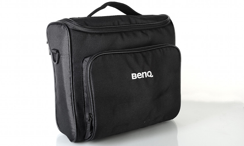 Die elegante schwarze Tasche gehört zum Lieferumfang. Sie schützt den BenQ TH682ST zuverlässig beim Transport.