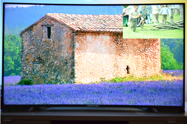 Der 4K-Fernseher ist auch in der Lage, Bild-in-Bild anzuzeigen. So lassen sich zwei Programme zeitgleich ansehen.