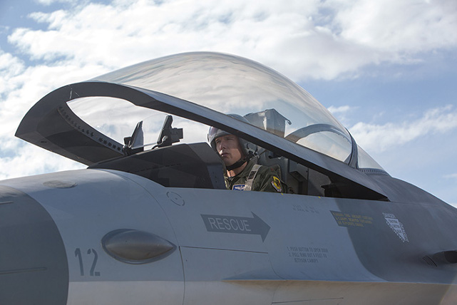 Statt im Cockpit eines Kampfjets zu sitzen, hockt er nun vor einem Bildschirm. (© Ascot Elite)
