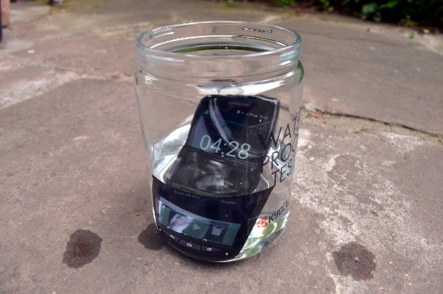 Ein Torque im Wasserglas: Der Test hat gezeigt, dass das Smartphone wasserdicht ist.