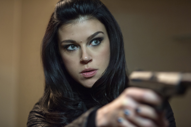 Also setzt er diverse Killer auf Wick an, darunter Miss Perkins (Adrianne Palicki). (© Studiocanal)