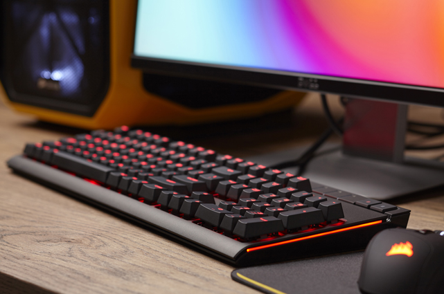 Gaming-Tastatur mit Cherry MX-Schaltern und einer roten, dynamischen Beleuchtung.