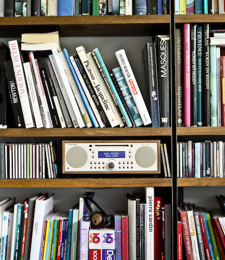 Das trotz seines umfangreichen Ausstattungspaketes kompakt gehaltene Music System+ findet selbst im engen Bücherregal ein passendes Plätzchen.