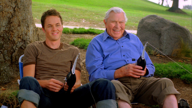 David (Paul Campbell, l.) und sein Opa Joe (Andy Griffith) tauschen Flirttipps aus. (© Lighthouse Home Entertainment)