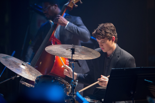 Der 19-jährige Jazz-Schlagzeuger Andrew Neiman (Miles Teller) träumt von einer großen Karriere. (© Sony Pictures)