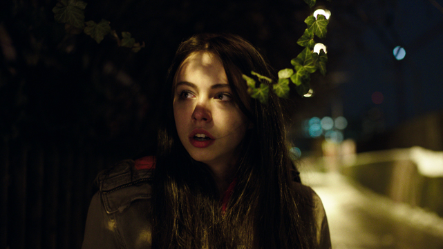 Die im Rotlichtmilieu arbeitende Bulgarin Mia (Luna Zimic Mijovic) beeinflusst diverse Menschen. (© Lighthouse Home Entertainment)