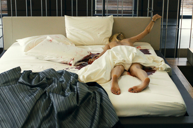 Fünf Männer teilen sich ein Loft als Liebesnest für ihre Affären. Doch eines Morgens finden sie eine tote Frau im Appartment. (© SquareOne/Universum Film)