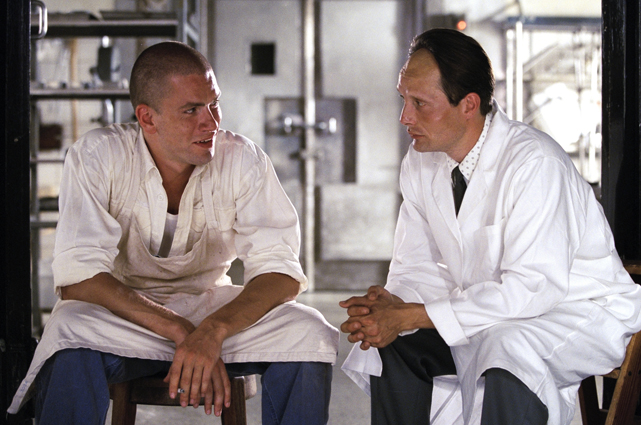 Bjarne (Nikolaj Lie Kaas) und Svend (Mads Mikkelsen) eröffnen eine eigene Metzgerei. (© Universum Film)