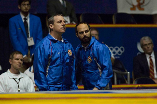 Der reiche Mäzen John Du Pont (Steve Carell, l.) engagiert die beiden Brüder Mark und Dave Schultz (Mark Ruffalo) für sein Ringer-Team "Foxcatcher". (© Koch Media Film)