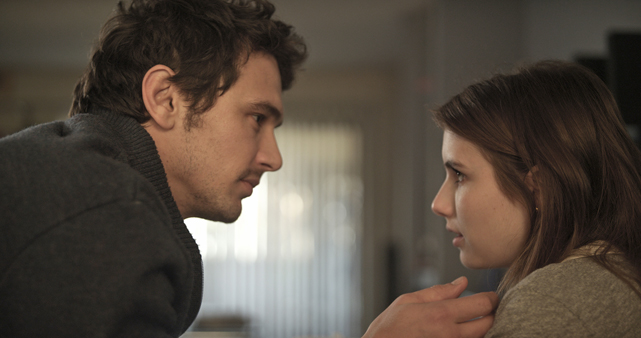 April (Emma Roberts) wagt einen Flirt mit ihrem Fußballcoach Mr. B (James Franco). (© Capelight Pictures)