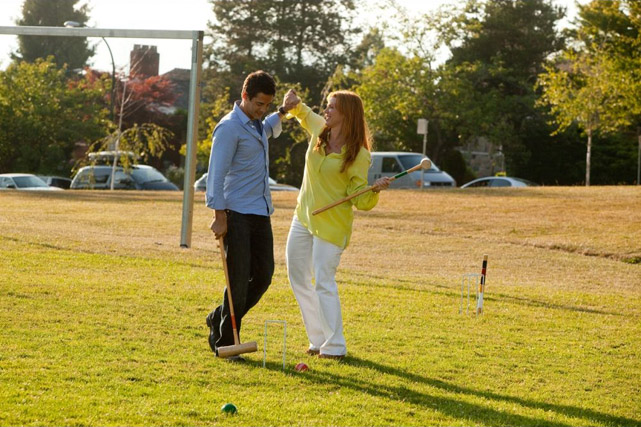 Nola (Poppy Montgomery) findet Gefallen an Chip (Adam Kaufman). (© Tiberius Film)