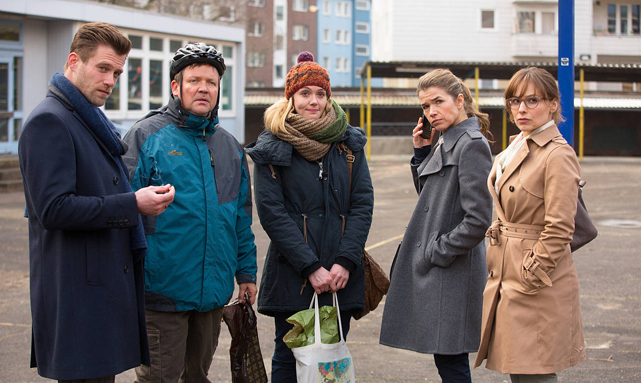 Deren Entscheidung steht allerdings unerschütterlich fest: eine neue Lehrerin soll her (v.l.n.r: Ken Duken, Justus von Dohnányi, Alwara Höfels, Anke Engelke, Mina Tander). (© Constantin Film)