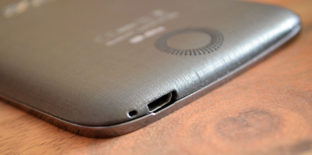 Am unteren Rand des Acer-Smartphones sind das Mikrofon und der Slot fürs Ladekabel untergebracht.