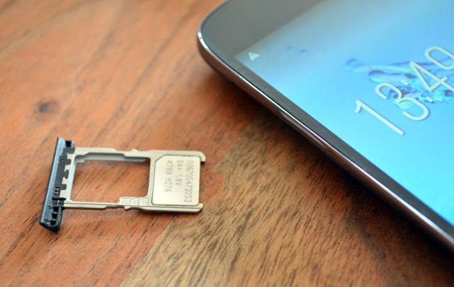 Das Liquid Jade Z plus bietet mit dem variablen Slot links im Kartenhalter wahlweise eine DualSIM-Funktion oder die Möglichkeit, mit einer microSD-Karte zusätzlichen Speicherplatz zu schaffen.