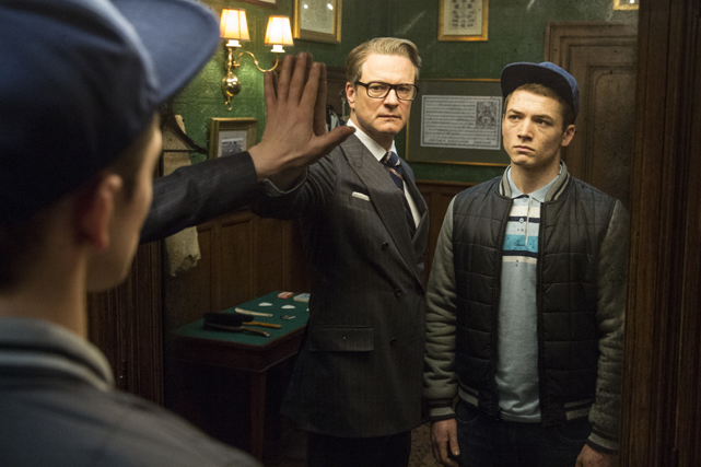 Unruhestifter Eggsy (Taron Egerton, r.) wird von Harry Hart (Colin Firth) als Agent angeworben. (© 20th Century Fox)
