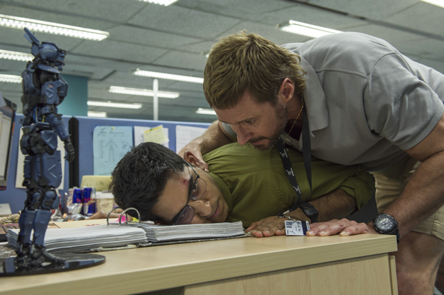 Deon Wilson (Dev Patel, l.) ist Entwickler beim Roboterkonzern Tetravaal und steht in Konkurrenz zum Kollegen Vincent Moore (Hugh Jackman). (© Sony Pictures)