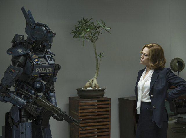Gegen den Willen seiner Chefin Michelle Bradley (Sigourney Weaver) arbeitet er an einer künstlichen Intelligenz. (© Sony Pictures)