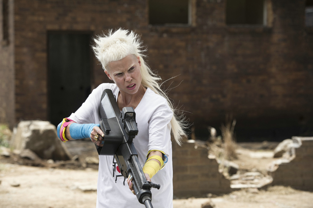 Doch als er einen Scout stiehlt, wird er sogleich von Gangstern (hier Yo-Landi Visser) gekidnappt. (© Sony Pictures)