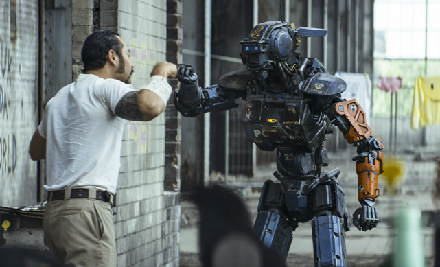 Wilson muss einen Scout aktivieren und gibt ihm dabei die Künstliche Intelligenz - Chappie ist geboren und wird von den Gangstern zu einem der ihren erzogen. (© Sony Pictures)