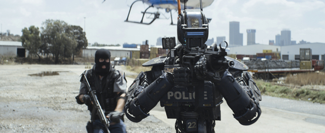 Die Entwicklung gefällt Tetravaal nicht und Moore macht sich auf die Jagd nach Chappie. (© Sony Pictures)