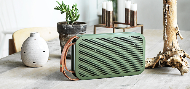 Der BeoPlay A2 ist leicht und gut tragbar, verfügt über eine Akkulaufzeit von bis zu 24 Stunden und überzeugt durch seinen einzigartigen Klang.