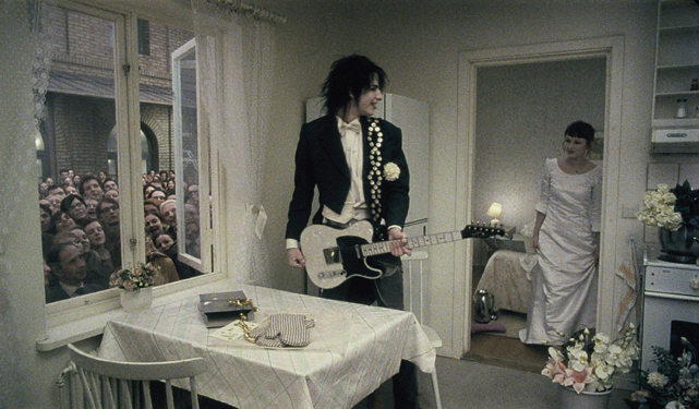 Die erträumte Hochzeit mit einem Rockstar ist nur eine der vielen absurden Geschichten. (© good!movies)