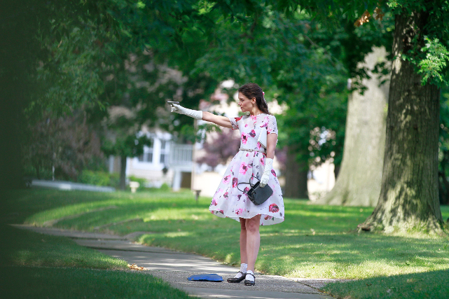 Miss Meadows (Katie Holmes) hat ein dunkles Geheimnis. (© Lighthouse Home Entertainment)