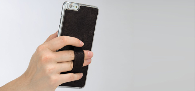 Die Smartphone-Schale mit praktischer Fingerschlaufe gibt dem iPhone 6 Plus Halt.