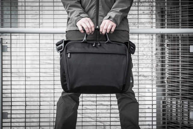 Mit der schlanken Umhängetasche Boa saddle verbindet booq Minimalismus und Großzügigkeit.