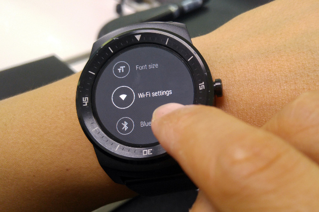 Besitzer der LG G Watch R dürfen sich auf autarken WLAN-Zugang freuen.