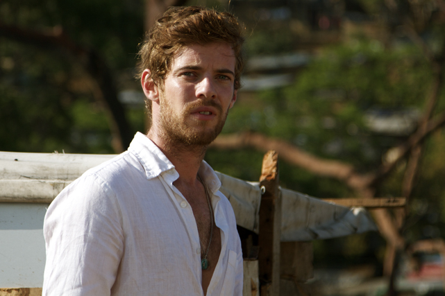 Der junge Engländer Jonathan Anselme (Harry Treadaway) soll der Reiseroute der Störche folgen. (© Concorde Home Entertainment)