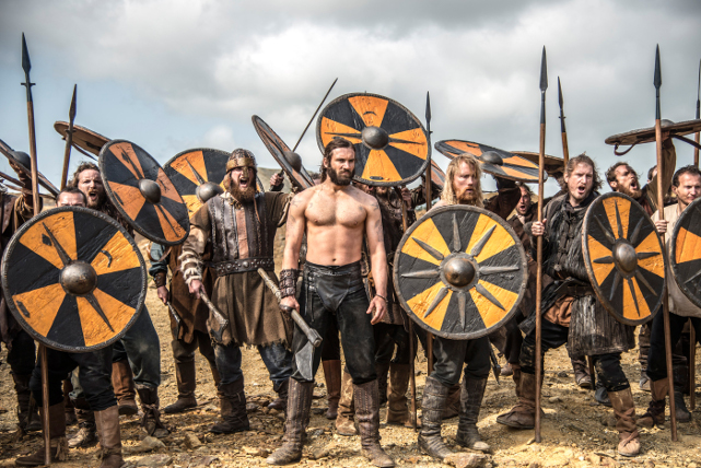Unter anderem hat sich sein Bruder Rollo (Clive Standen) auf die Seite des Gegners geschlagen. (© 20th Century Fox)